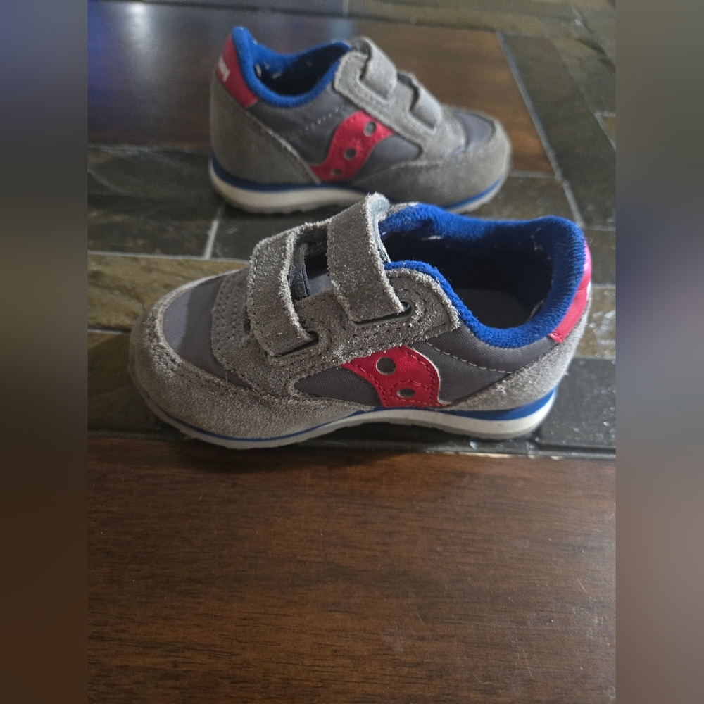5M Saucony Baby Boys Gray and Red Velcro Sneakers.